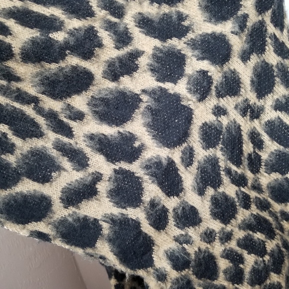 BCBGMAXAZRIA leopard print shawl wrap Sz S/M EUC - Picture 8 of 15